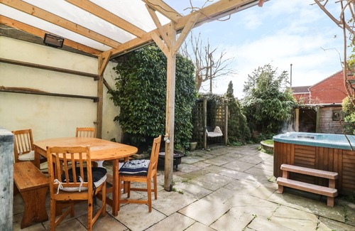 Gorleston-on-Sea Cottage | Lighthouse View