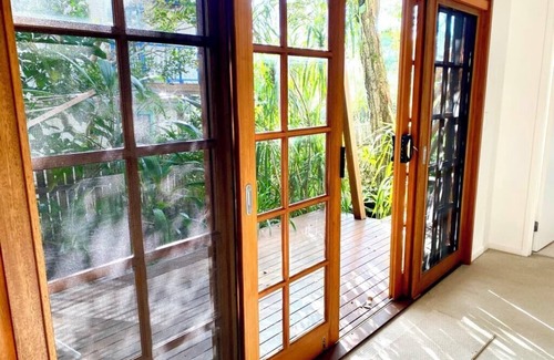 Mullumbimby Apartment | Like new, lovely Apartment.Plenty of light and walk to Town.