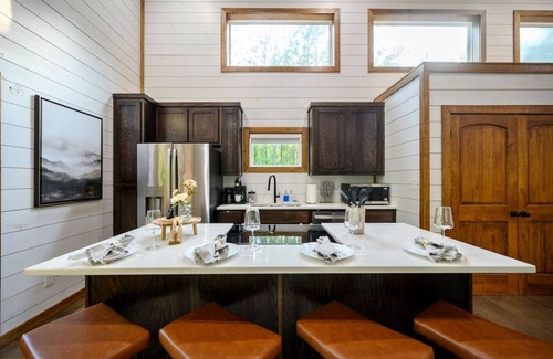Broken Bow Cabin | Lil Red · Romantic Retreat: Sauna, EV Charger & Daybed Swing