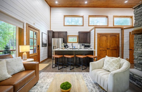 Broken Bow Cabin | Lil Red · Romantic Retreat: Sauna, EV Charger & Daybed Swing