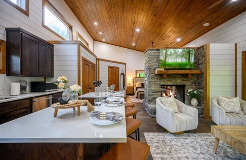 Broken Bow Cabin | Lil Red · Romantic Retreat: Sauna, EV Charger & Daybed Swing