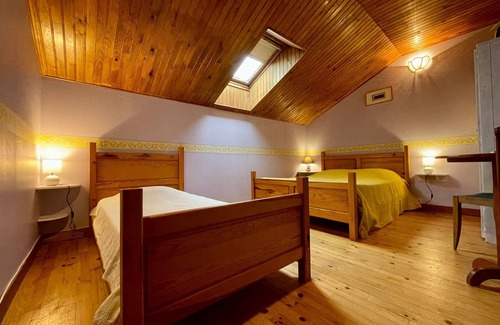 Alleyras Bed & Breakfast | Lilas Room in Alleyras - Pets allowed, Guest table, Spacious grounds