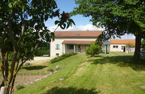 Alleyras Bed & Breakfast | Lilas Room in Alleyras - Pets allowed, Guest table, Spacious grounds