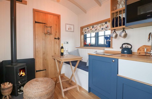 Redmile Cottage | LILLIE'S SHEPHERDS HUT, romantic, with hot tub in Redmile