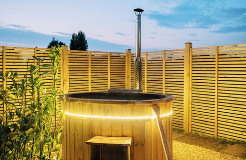 Redmile Cottage | LILLIE'S SHEPHERDS HUT, romantic, with hot tub in Redmile