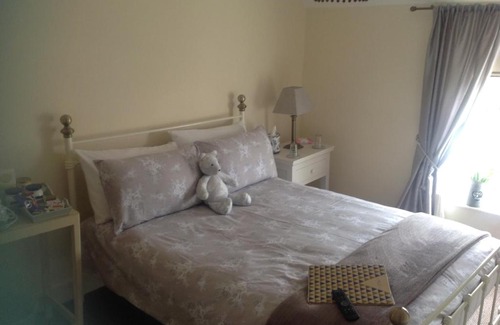 Grimsby Bed & Breakfast | Lilly's Pad