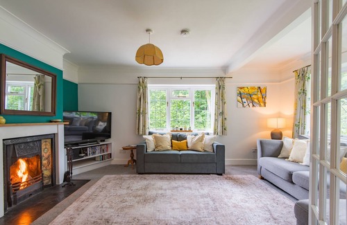 Etchinghill Apartment | Lilywood - a holiday let by Bloom Stays that sleeps 12 guests in 4 bedrooms