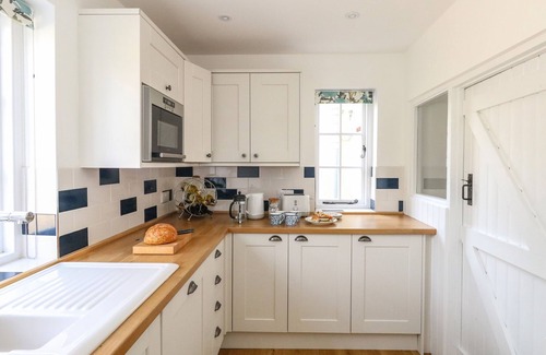 Burton Bradstock Cottage | LIME COTTAGE, character holiday cottage in Burton Bradstock
