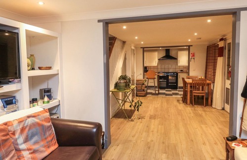 Sheepwash Cottage | LIME COURT BARN, pet friendly, with open fire in Sheepwash