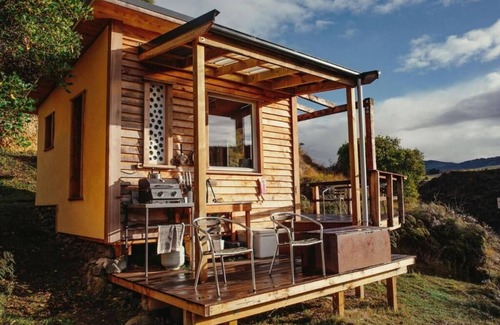 Broomfield Cabin | Lime Hut with wood burning sauna - Waipara Narrows offgrid