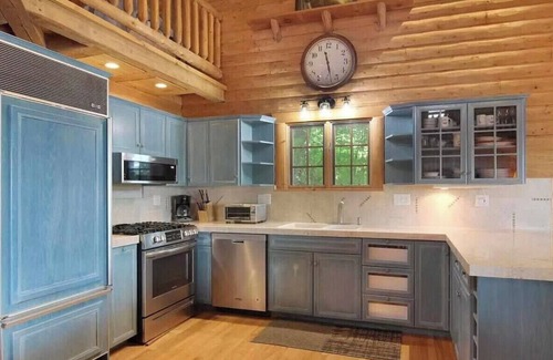 Maple City Cabin | Lime Lake Therapy-Hot Tub/Fire Pit/Ping-Pong/AC