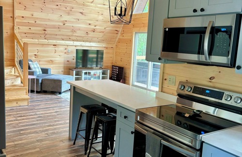 Beattyville Cabin | Limestone Ridge- 2-bedroom, A-frame cabin in the Gorge with AC, WiFi, hot tub