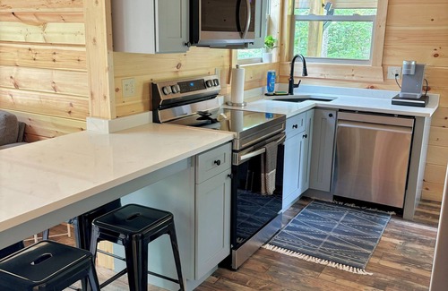 Beattyville Cabin | Limestone Ridge- 2-bedroom, A-frame cabin in the Gorge with AC, WiFi, hot tub