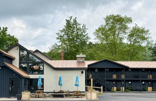 Ellicottville House | Lincoln Boutique Motel- Lower Room #6