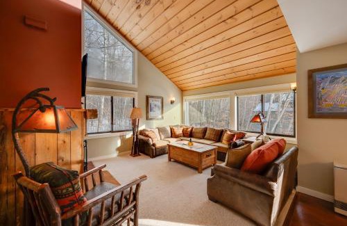Lincoln Apartment | Lincoln Condo with Balcony and View Less Than 2 Mi to Loon Mtn