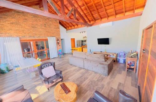 Porangaba House | Linda Casa de Campo Nova em condomínio com piscina aquecida
