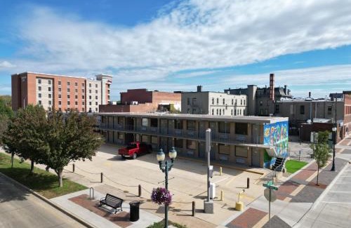 Cedar Falls Apartment | Lindell Motor Lodge - Downtown Cedar Falls Studio With Free Gated Parking!