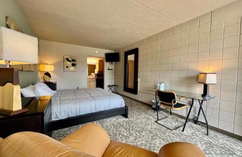 Cedar Falls Apartment | Lindell Motor Lodge - Downtown Cedar Falls Studio With Free Gated Parking!
