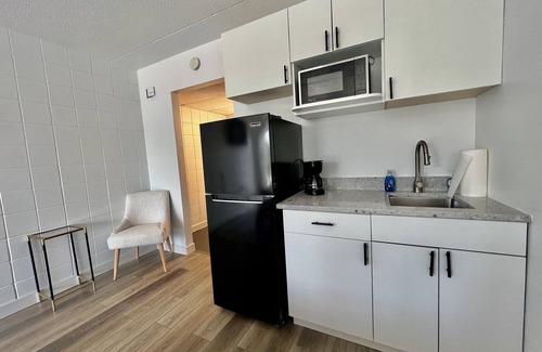 Cedar Falls Apartment | Lindell - Updated Downtown Studio - One Block From Main Street - King Bed!