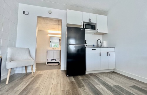 Cedar Falls Apartment | Lindell - Updated Downtown Studio - One Block From Main Street - King Bed!