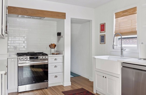 Linden Hills House | Linden Hills Edina. Remolded Home Near the Lakes. King Bed. Sleeps 10.