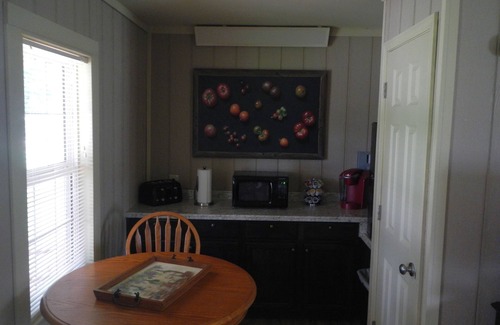 Georgetown Cottage | Linden Place is a new gated Cabin located in the middle of Bluegrass Horse Farms