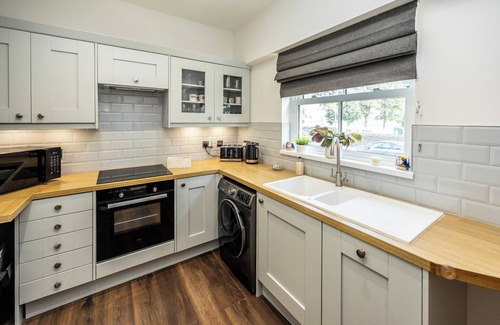 Ainley Top Cottage | Lindley Gem Heart of Lindley, sleeps up to 6, enclosed gardens, yards from Manor