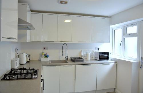 Oadby House | Lindrick Villa- 3BD Bunglow , Free parking- Long stays
