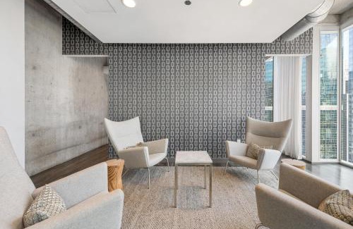 Downtown Chicago Apartment | Linea Luxury Living with Indoor Pool and Rooftop Views in The Loop