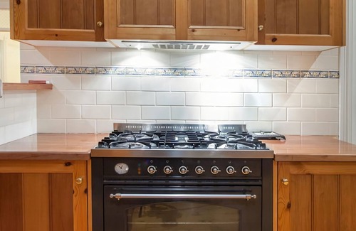 Allansford House | Linen, WiFi, Family Homestead, Wood Fireplace, River, Deck