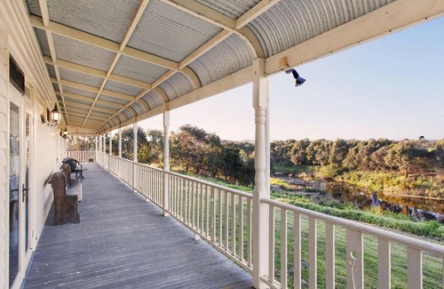 Allansford House | Linen, WiFi, Family Homestead, Wood Fireplace, River, Deck