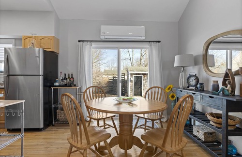 Patchogue Cottage | Linnie's Cottage- Newly Renovated 2 bedroom retreat in Patchogue. Walk to Ferry.