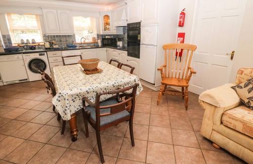 Union Hall Cottage | LIS-ARDAGH COTTAGE 1, family friendly in Union Hall, County Cork