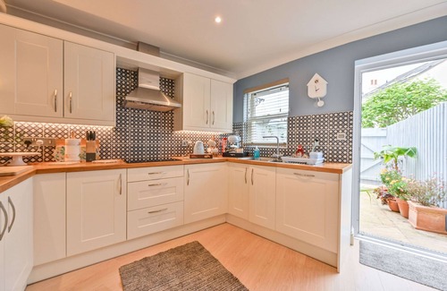 Torquay Cottage | Lisburne Place Luxury Town House - sleeps up to 6 in three bedrooms. Two bathrooms.