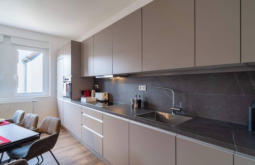 Hemsbach Apartment | LiT LiVING: Luxury | Box SprIng | Netflix | 3 BR