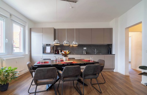 Hemsbach Apartment | LiT LiVING: Luxury | Box SprIng | Netflix | 3 BR