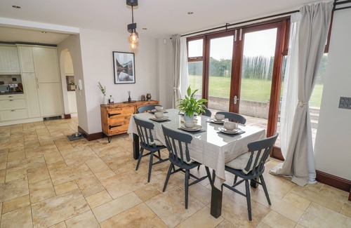 Ab Lench Cottage | LITTLE ACRE, pet friendly, with open fire in Harvington