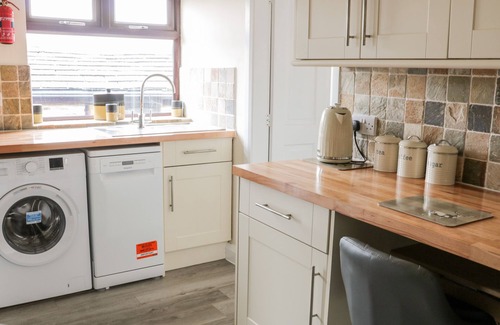 Haworth Cottage | LITTLE BARN, family friendly, with hot tub in Haworth