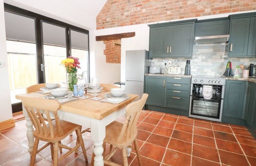 Dereham Cottage | LITTLE BARN, pet friendly, with a garden in Brisley