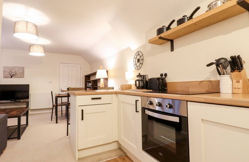 Chiddingstone Hoath House | LITTLE BATTS, pet friendly, character holiday cottage in Markbeech