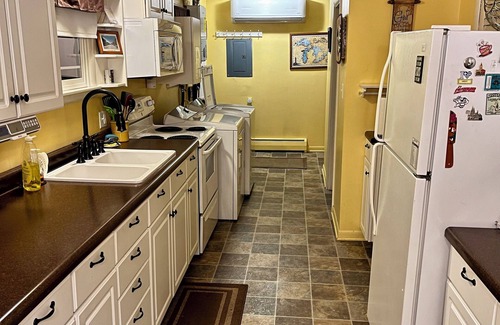 Gladstone Cottage | 'Little Bay Getaway' Cottage near Beach & Park