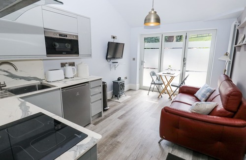 Padfield Cottage | LITTLE BIRCHINLEA, pet friendly, character holiday cottage in Glossop