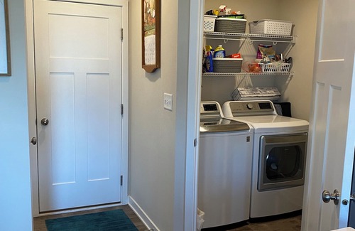 Altoona House | Little bit country, charming 3-bedroom house with WiFi, AC in Bondurant