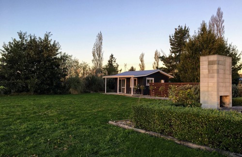 Waipukurau Cottage | Little Black Cottage - Rural Retreat
