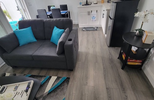 Mill Run House | Little Blue House with private entrance & parking