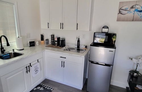 Mill Run House | Little Blue House with private entrance & parking