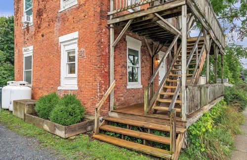 Vergennes Apartment | Little City Brick Apartment A - cozy, modern apartment in downtown Vergennes