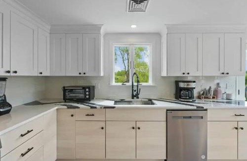 Middletown House | Little Creek Retreat - RIBryan Property