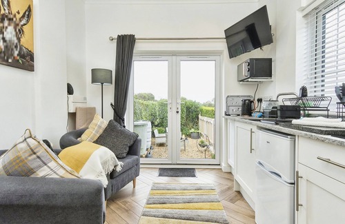 Apse Heath House | Little Dell - a bungalow that sleeps 2 guests in 1 bedroom
