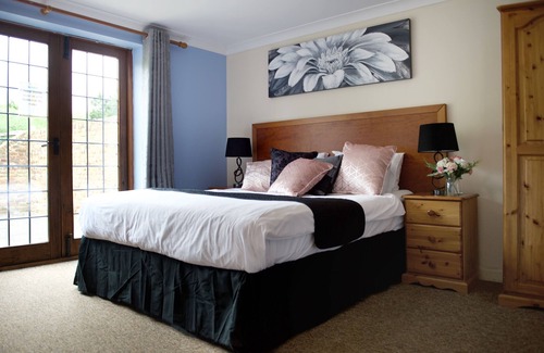 Crawley Bed & Breakfast | Little Foxes Hotel & Gatwick Airport Parking